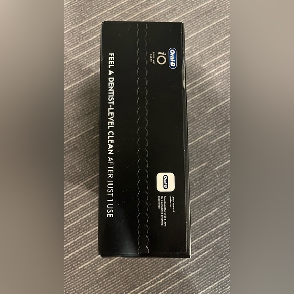 New in a box OralB iO 5 Brilliant Clean Electric Toothbrush. - Picture 3 of 6